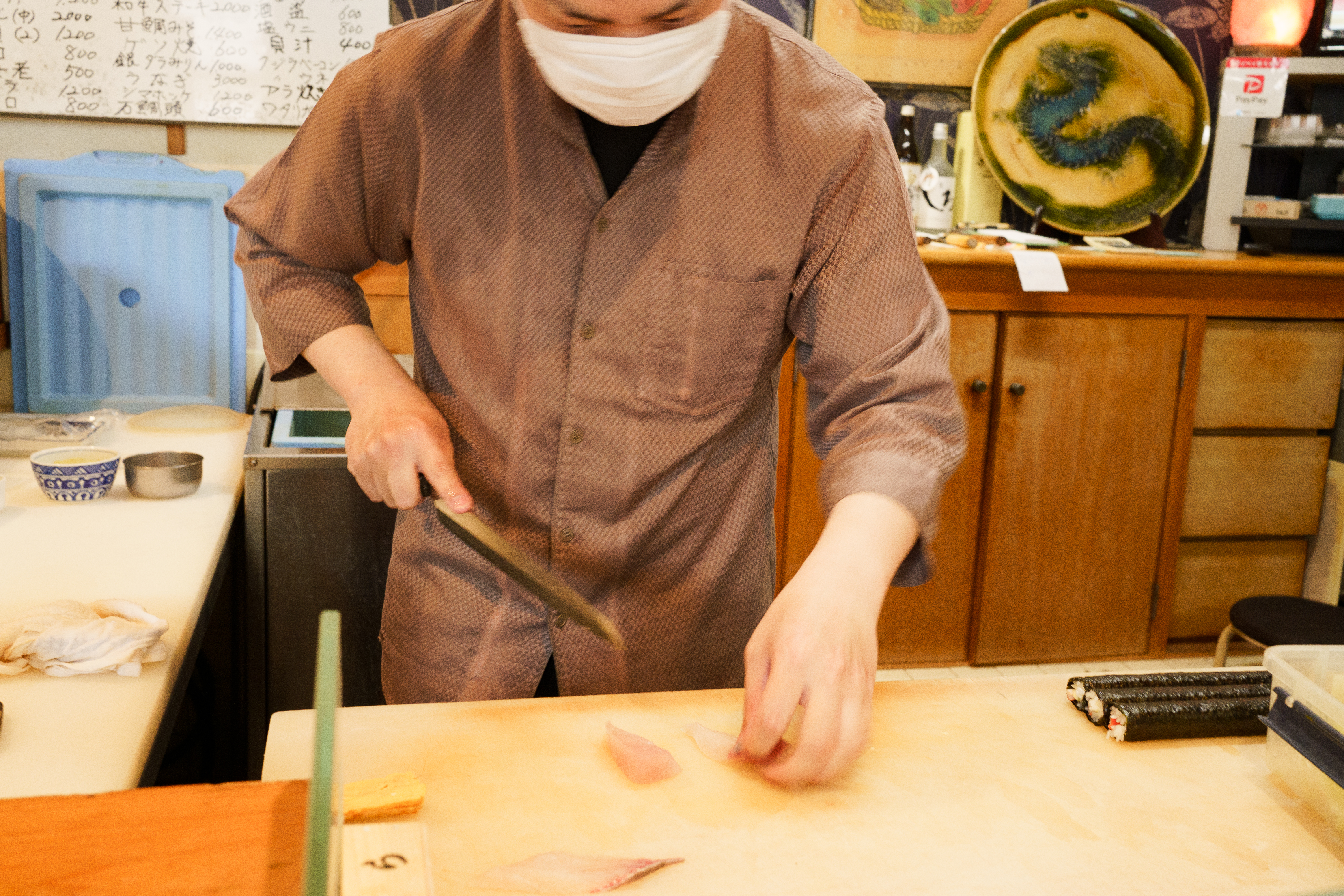 刺身を切る写真